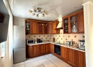 Продаю четырехкомнатную квартиру, 135 м2, Барнаул, улица Никитина, 88, Центральный район