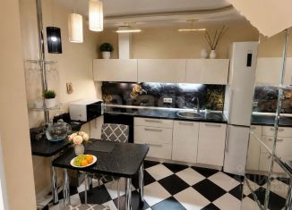Продаю 2-ком. квартиру, 47 м2, Омск, улица Степанца, 2, Кировский округ