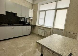 Аренда 2-ком. квартиры, 90 м2, Дагестан, улица имени Р. Зорге, 40А